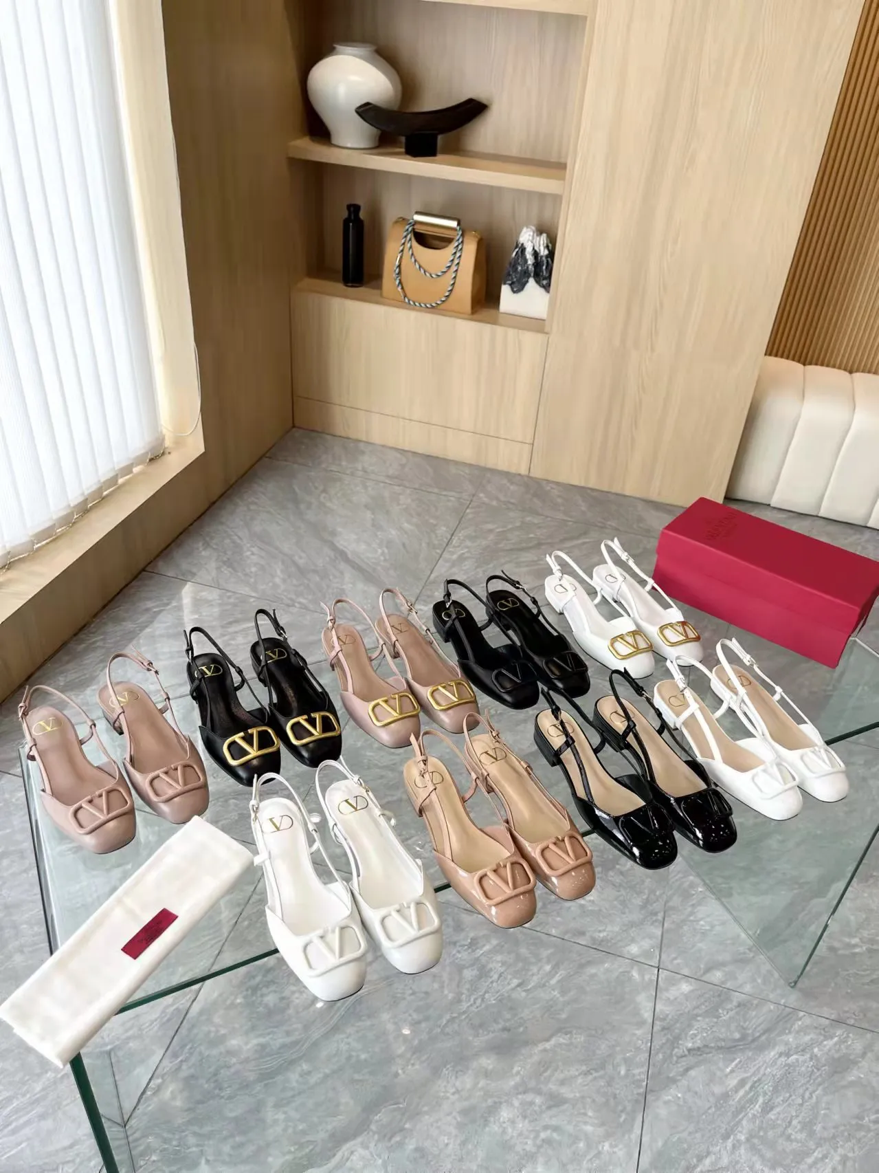 👟👟Ex-factory price 400👟👟 Genuine leather sole +40 Top version 𝑉𝐴𝐿𝐸𝑁𝑇𝐼𝑁𝑂 Valentino new spring and summer women's back hollow new sandals. Unique V-buckle hardware accessories bring out a full sense of luxury. The new season will live up to expectations! Worth buying★Absolutely high-grade❥Original method, Absolutely sensual❥Elegant style, creating a different feeling, simple and elegant style!  Code number: 35-41 (34-42 customized, non-returnable) Fabric: Imported sheepskin Inner foot pads: Inner sheepskin Heel height: 2 cm Leather outsole Rubber outsole